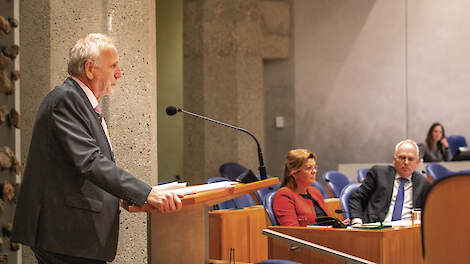 Harm Holman kreeg de koninklijke onderscheiding vanwege zijn inzet als Tweede Kamerlid, lid van Provinciale Staten in Drenthe en gemeenteraadslid in Noordenveld.