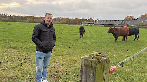 De 28-jarige melkveehouder Koen Rondeel stelde zijn weiland beschikbaar voor een irrigatieproject.