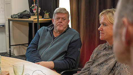 Jan Cees Vogelaar (links) in de studio van Agrio. Rechts Linda Verriet.