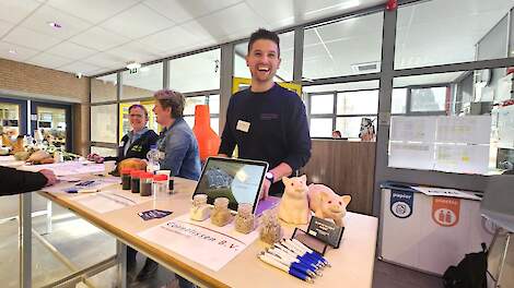 Links Karin Alders, samen met enkele vertegenwoordigers van de veehouderij en akkerbouw