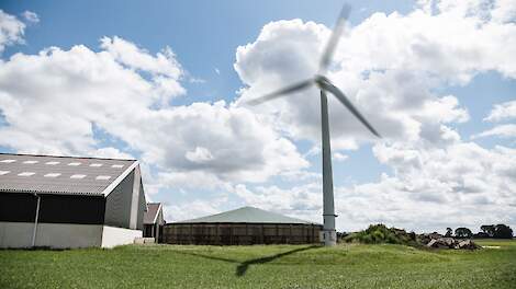 Ter illustratie: een windmolen op een boerenbedrijf.