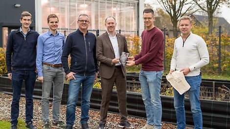 Vlnr: Thomas Gillis (MT Soiltech), Freek van Iersel (MT Soiltech), Edwin van Iersel (directie Van Iersel groep), wethouder Bas van der Pol (gemeente Tilburg), Bram van Iersel (directie Van Iersel groep), Mark van Iersel (directie Van Iersel groep). Niet o
