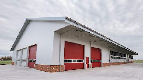 Tsjerk Oosterhof bouwde deze bijzondere tochtschuur van 30 bij 70 meter, met plaats voor 3.000 kisten.