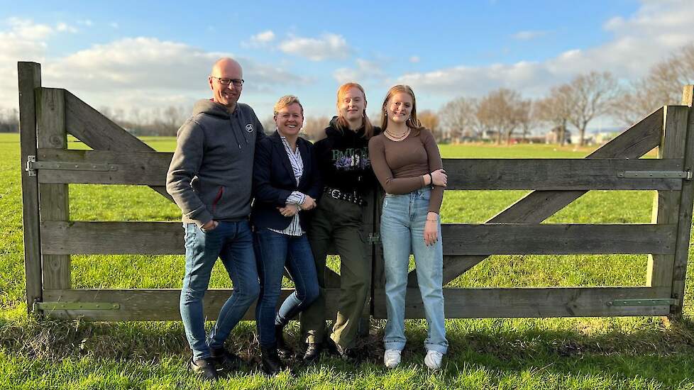 Peter en Annigje Gille met hun twee dochters.