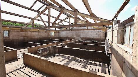 Gesloopte varkensstal. Beeld ter illustratie.