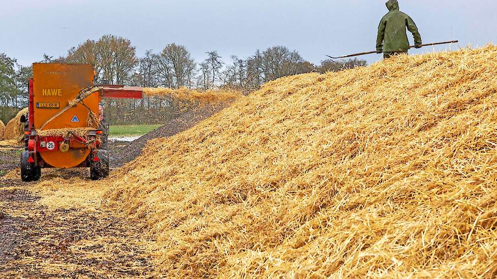 Buurman Arjan Potze gaat na of de strolaag dik genoeg is.