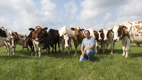 Netwerkdeelnemer Leo Coppens tussen zijn koeien.