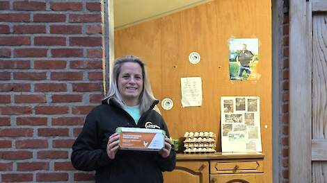 Legpluimveehouder Marlou Smulders met ondermijningseierdoosje bij huisverkooppunt in Ulicoten