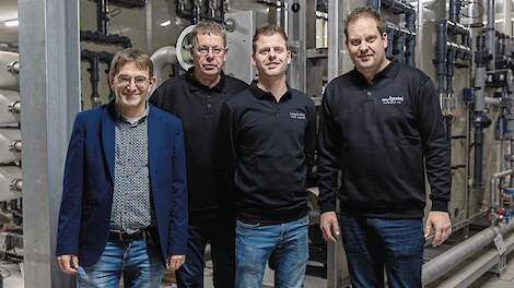 René Cornelissen, Leo, Arjan en Twan van Amstel voor de omgekeerde-osmose-installatie voor Renure-productie.