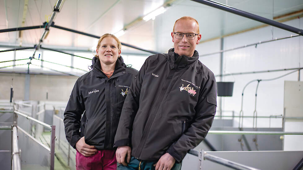 Wiebe in ‘t Hout en zijn zus Marijke Folkers bouwden een nieuwe stal voor 2.500 vleesvarkens volgens de nieuwste eisen van het 1 ster Beter Leven-keurmerk nadat ze twee oude stallen sloopten.