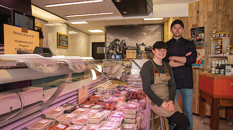 In maart 2025 ging de deur open van Vleesatelier Kuusj & Ko. Van hieruit verwerken en verkopen Amy en Joshua niet alleen het vlees van hun eigen varkens, maar ook rundvlees, kippenvlees en wild uit de streek.