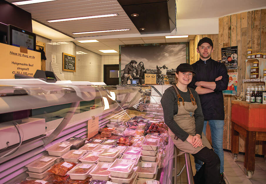 In maart 2025 ging de deur open van Vleesatelier Kuusj & Ko. Van hieruit verwerken en verkopen Amy en Joshua niet alleen het vlees van hun eigen varkens, maar ook rundvlees, kippenvlees en wild uit de streek.