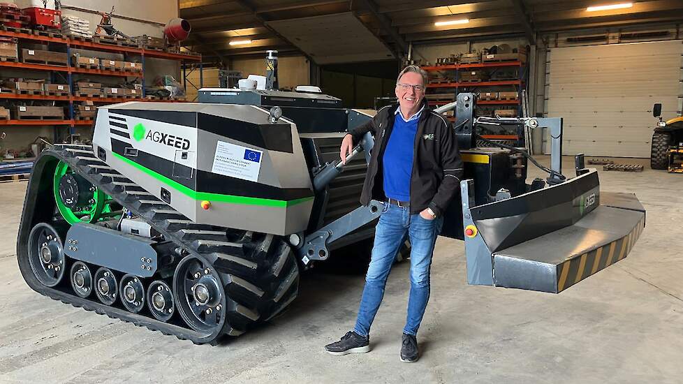 Jaco Burgers bij zijn autonoom rijdende trekker