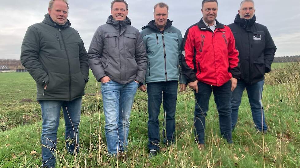 Vijf van de zes boeren, vlnr: Aart Brinkman (melkveehouder), Leon Enting (melkveehouder), Gerwin Schepers (melkveehouder), Albert Jan Knijp (melkvee-, akkerbouw- en loonbedrijf) en Henk Stoffers (akkerbouwer). Henk Kammer (akkerbouwer) ontbreekt op de fot