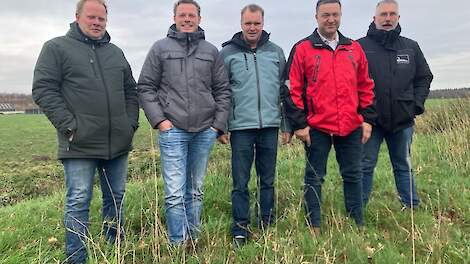 Vijf van de zes boeren, vlnr: Aart Brinkman (melkveehouder), Leon Enting (melkveehouder), Gerwin Schepers (melkveehouder), Albert Jan Knijp (melkvee-, akkerbouw- en loonbedrijf) en Henk Stoffers (akkerbouwer). Henk Kammer (akkerbouwer) ontbreekt op de fot