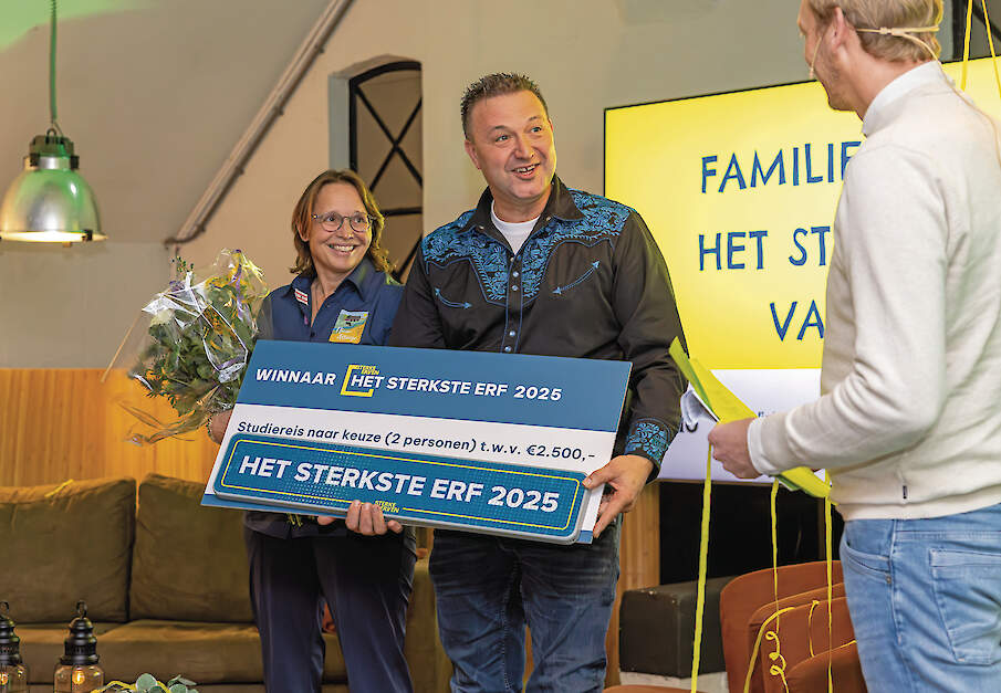 Trots nemen Albert Jan Knijp en Geertje Enting de titel Sterkste Erf 2025 in ontvangst.