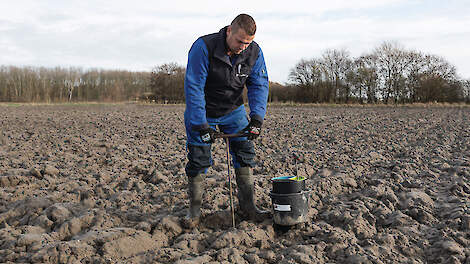 Er zijn verschillende partijen die de metingen uitvoeren.