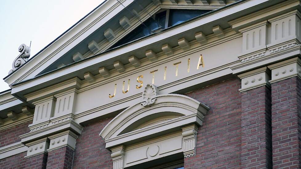 Volgens de rechter is er geen causaal verband (oorzaak-gevolg) tussen de onrechtmatige wetgeving en de vordering tot legalisatie.