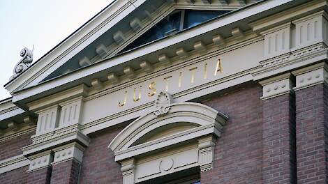 Volgens de rechter is er geen causaal verband (oorzaak-gevolg) tussen de onrechtmatige wetgeving en de vordering tot legalisatie.