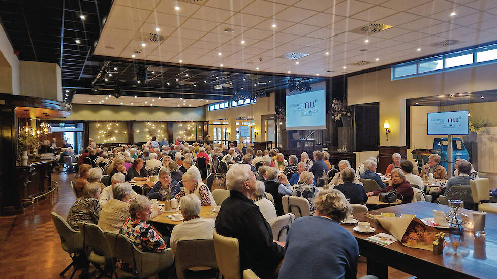 Tijdens een drukbezochte themadag luisterden 130 vrouwen naar de woorden van Van Beek en Oldeniel-Boerhof.