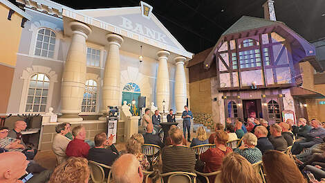 Boeren luisteren in indoor pretpark Bommelwereld naar de verhalen van drie boeren die vertellen over hun verdienmodel.