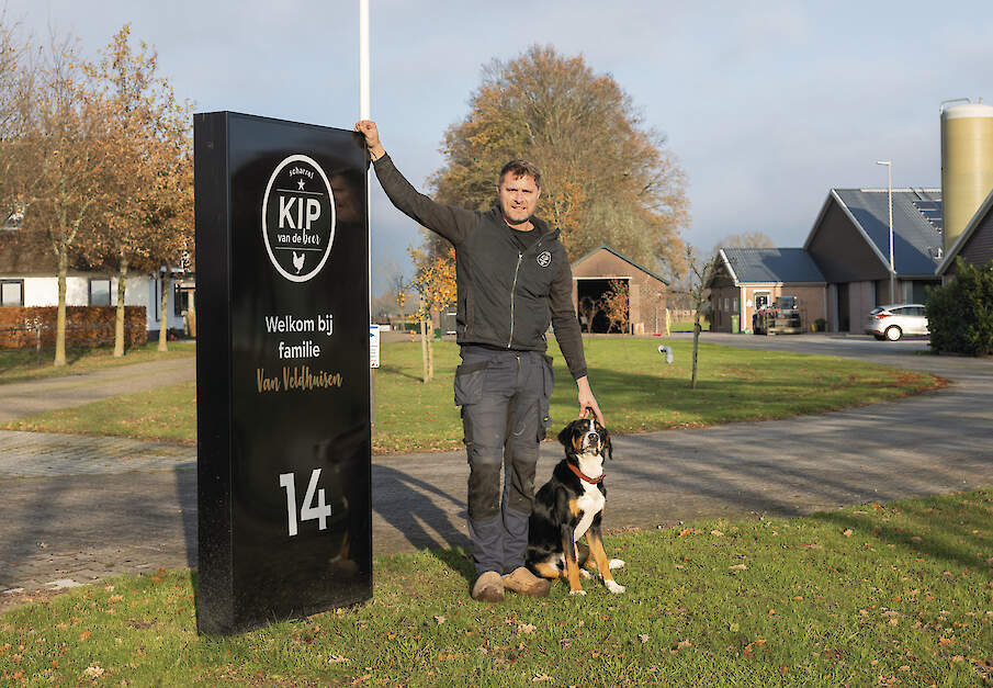 Erik van Veldhuisen zet zelf ongeveer 15 procent van zijn geproduceerde kippenvlees af.