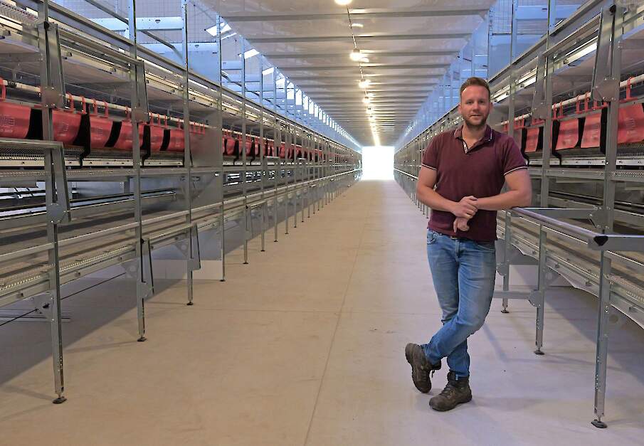 Edward Satkowski-Nijk in zijn biologische leghennenstal in Almen (GD). Hij is geselecteerd voor een Nuffield scholarship 2026 en ontvangt daarom een agrarische studiebeurs.