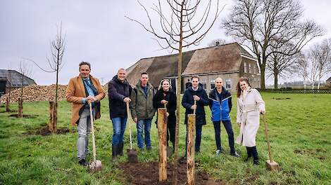 Vlnr: gedeputeerde Aad Straathof (landbouw), Coen de Ruiter (directeur Greenchoice), Jan Kweekel (initiatiefnemer), Marieke van Leeuwen (programmaleider Rotterdam de boer op!), wethouder Paul Boogaard (landbouw), Johan Kruijthoff (initiatiefnemer) en Caro