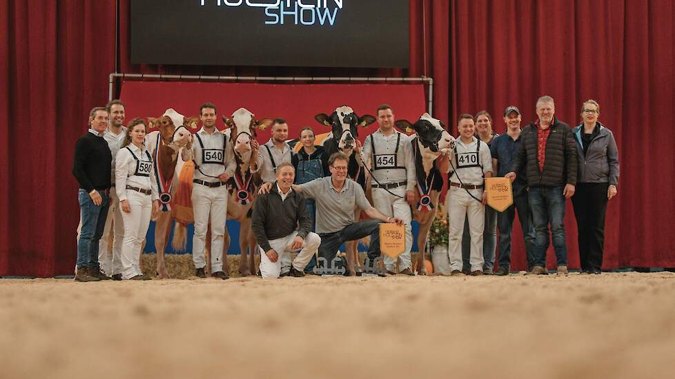 Een groepsfoto van de winnaars, met geknield en gearmd vooraan de koeienkameraden Henk Pinkert (links) en Jan Steegink.
