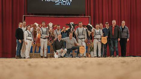 Een groepsfoto van de winnaars, met geknield en gearmd vooraan de koeienkameraden Henk Pinkert (links) en Jan Steegink.
