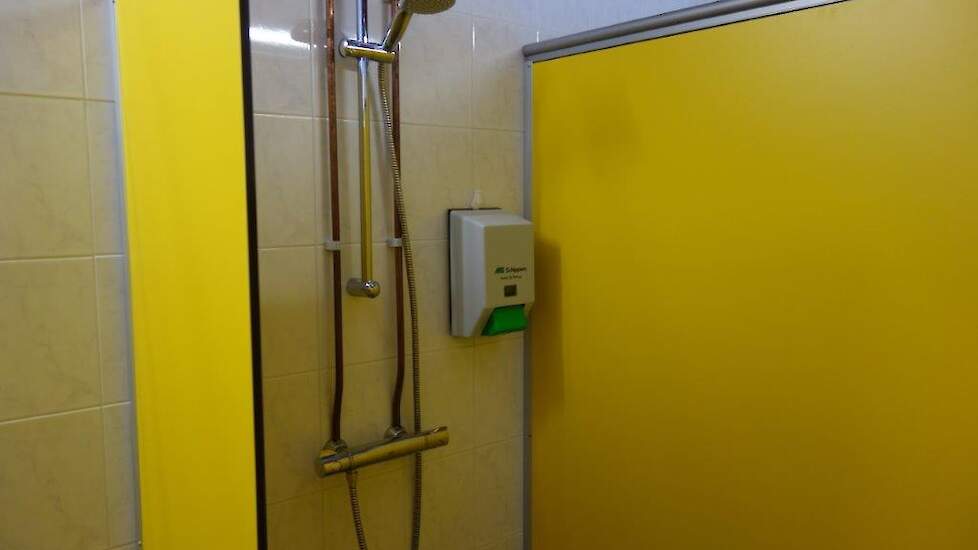 Beeld ter illustratie: een doorloopdouche op pluimveebedrijf