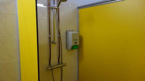Beeld ter illustratie: een doorloopdouche op pluimveebedrijf