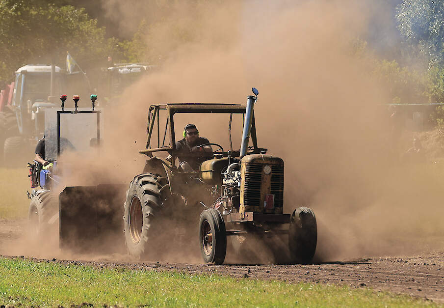 Oskar Eklund in de klasse boven 5 ton met een Zweedse Bolinder Munktell 55.
