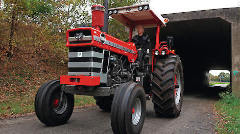 Tonny Klutman achter het stuur van de gerestaureerde Massey Ferguson 1100