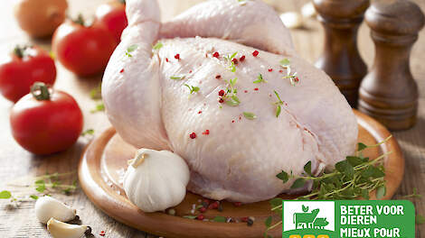 Een hele kip met logo en bijschrift van Belgisch keurmerk Beter voor Dieren