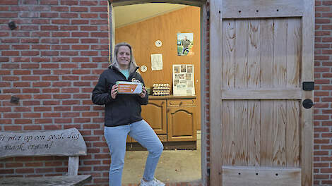 Marlou Smulders met haar opvallende eierdozen