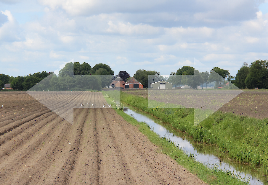 Pijlen links en rechts akker en boerderij