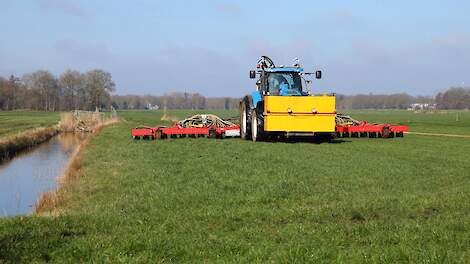 Mest uitrijden met bemestingsvrije zone langs sloot op grasland.