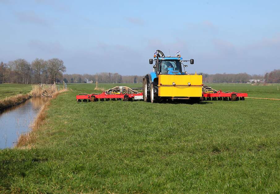 Mest uitrijden met bemestingsvrije zone langs sloot op grasland.
