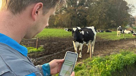 Melkveehouder Berrie Jansen maakt gebruikt van de mobiele app van DairyNet.