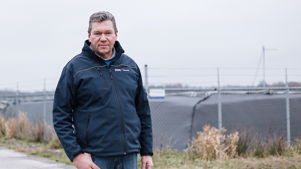 Akkerbouwer Martin Berg bij een van de drie Albers Alligator mestzakken op zijn akkerbouwbedrijf