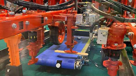 Testopstelling op Agribex: een lopende band met sensoren.