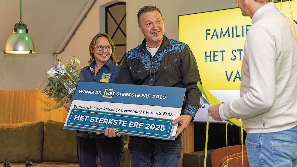 Geertje Enting en Albert Jan Knijp met de prijzen die zij wonnen.