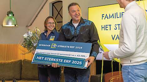 Geertje Enting en Albert Jan Knijp met de prijzen die zij wonnen.