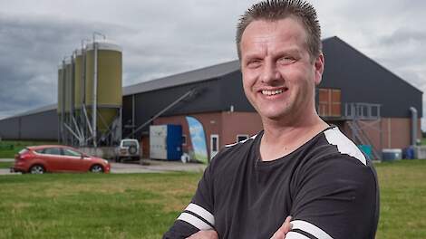 Martien van Kempen voor zijn leghennenstal die nu leeg staat. De demontage start in januari waarna de stal in Polen weer wordt opgebouwd.