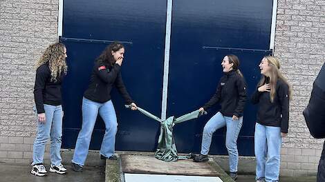 Vier studenten van de Aeres-opleiding Veehouderij openden gisteren de nieuwe wroetstal van Aeres Farms in Dronten (FL).