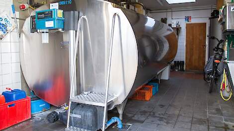 Een melkkoeltank met spoel- en koelinstallatie.