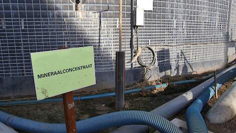 Mestverwerking; op het bord staat mineraalconcentraat.