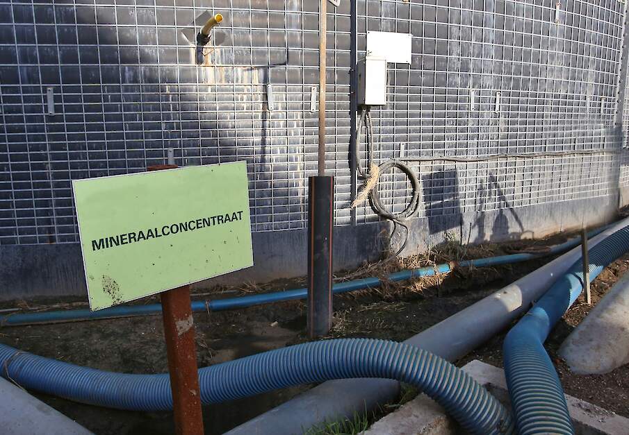 Mestverwerking; op het bord staat mineraalconcentraat.