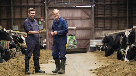 Job de Pater en zijn vader in de stal